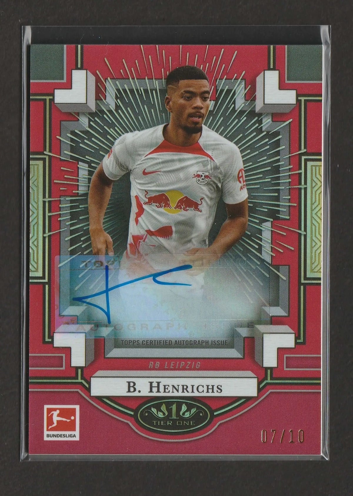 Dies ist eine rote und silberne signierte benjamin henrichs fußball-sammelkarte aus der 2022-23 topps tier one bundesliga xplosions serie