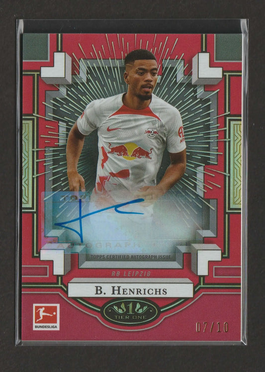 Dies ist eine rote und silberne signierte benjamin henrichs fußball-sammelkarte aus der 2022-23 topps tier one bundesliga xplosions serie