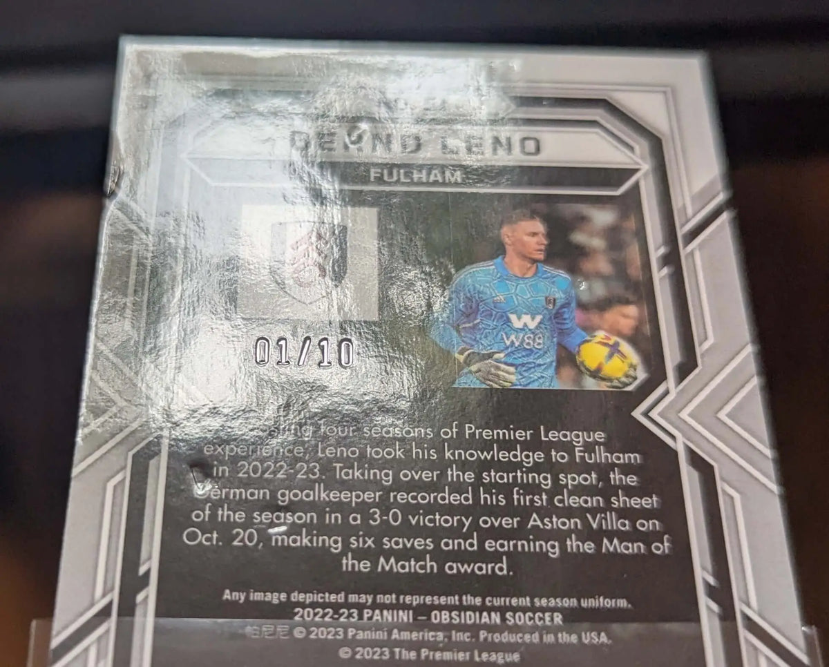 Silber- und schwarzgerahmte bernd leno fußball trading card 2022-23 panini obsidian electric etch gold flood mit blauem torwarttrikot und gelbem ball