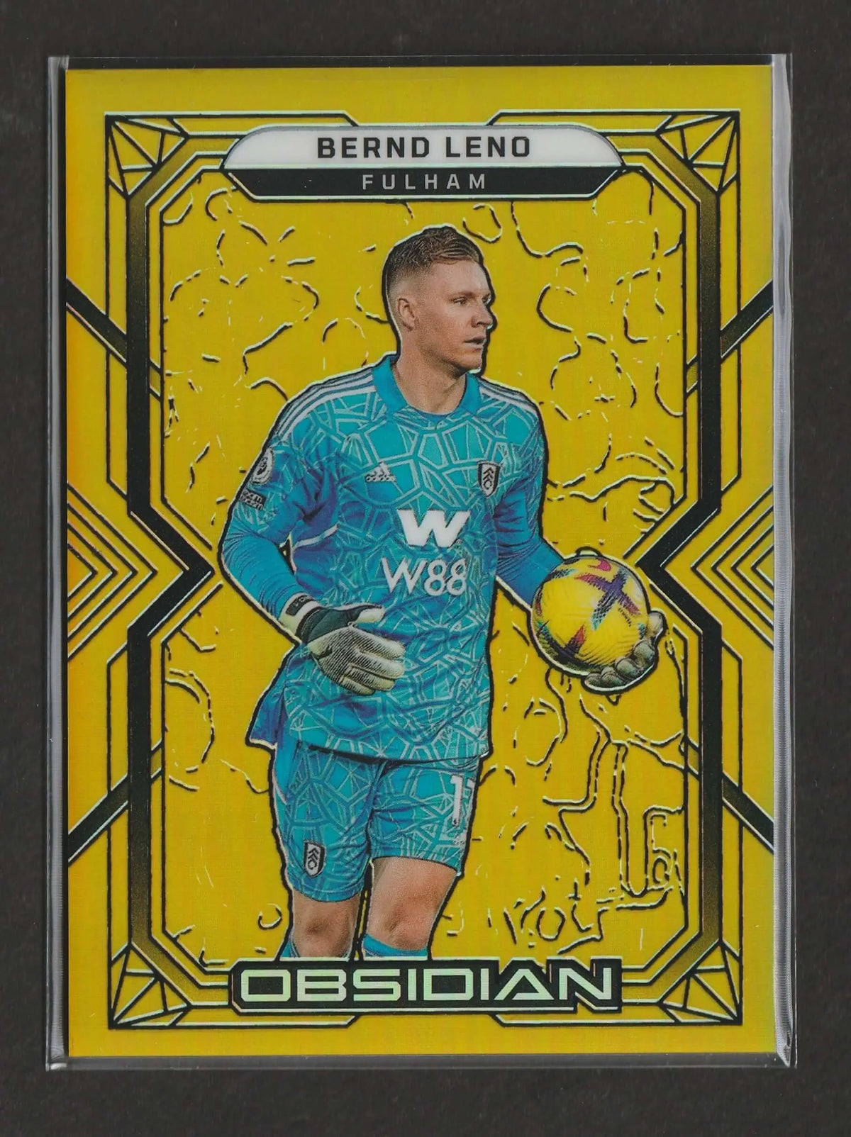 Ein lebendig gelber und schwarzer rahmen trading card von bernd leno in einem türkisfarbenen torwart-trikot mit geometrischen mustern hält einen fußball