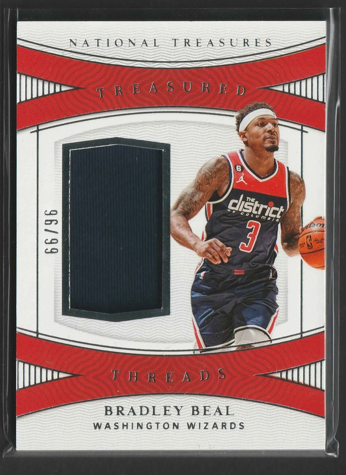 Dies ist eine national treasures basketball trading card von bradley beal mit navyblauem spieljersey material