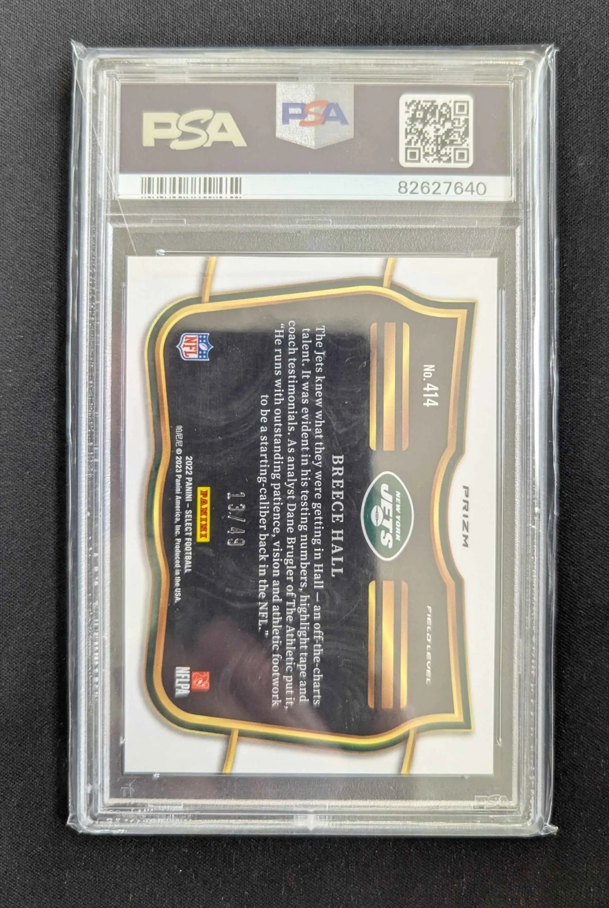 Dies ist eine schwarze und goldene prizm football trading card von breece hall 2022, eingeschlossen in einem klaren psa slab
