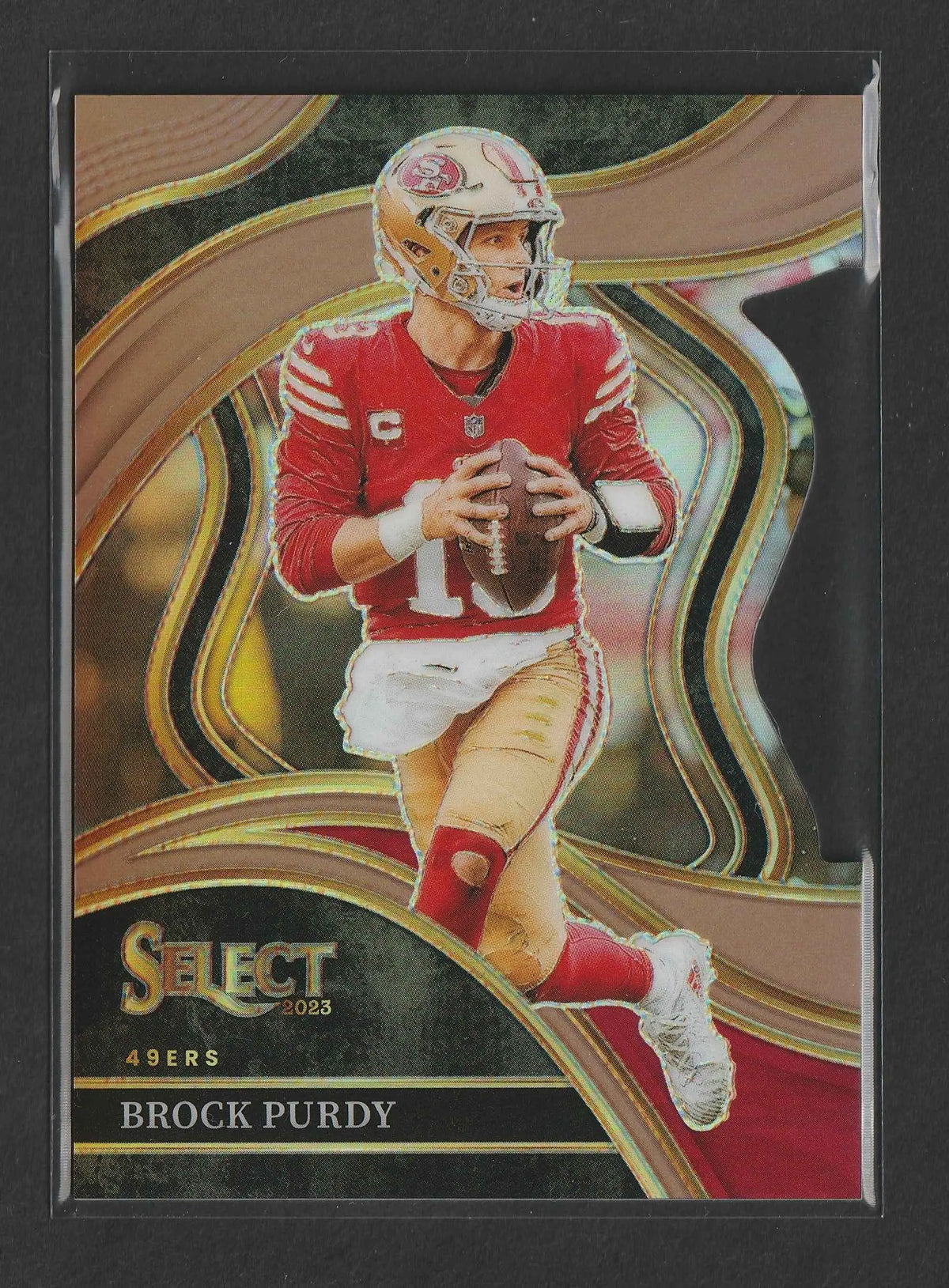 Rotes und goldenes san francisco 49ers football trading card von quarterback brock purdy in aktion, 2023 panini select copper prizm die cut club level 085/299 #293