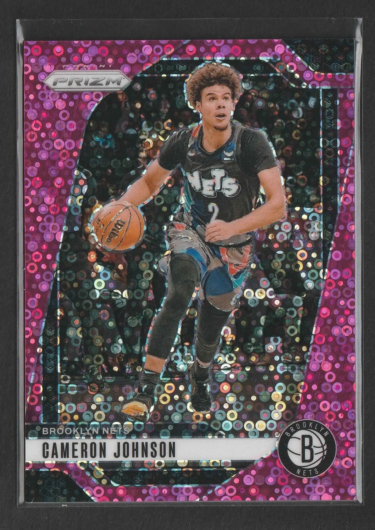 Ein lebendiger pink und silberner prizm basketball trading card von cameron johnson in einem brooklyn nets trikot