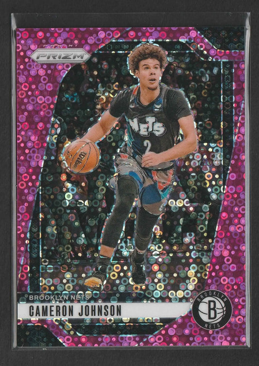 Ein lebendiger pink und silberner prizm basketball trading card von cameron johnson in einem brooklyn nets trikot