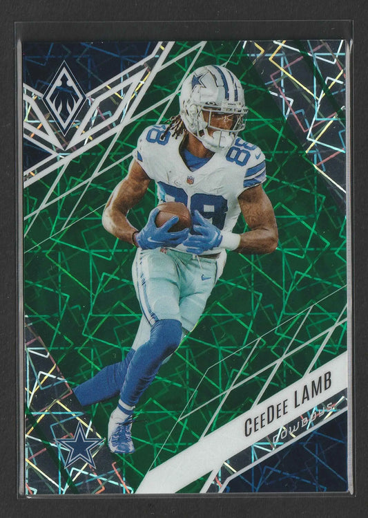 Eine dallas cowboys football trading card mit ceedee lamb in weißem trikots mit blauen akzenten und nummer 89 vor grünem holografischem hintergrund