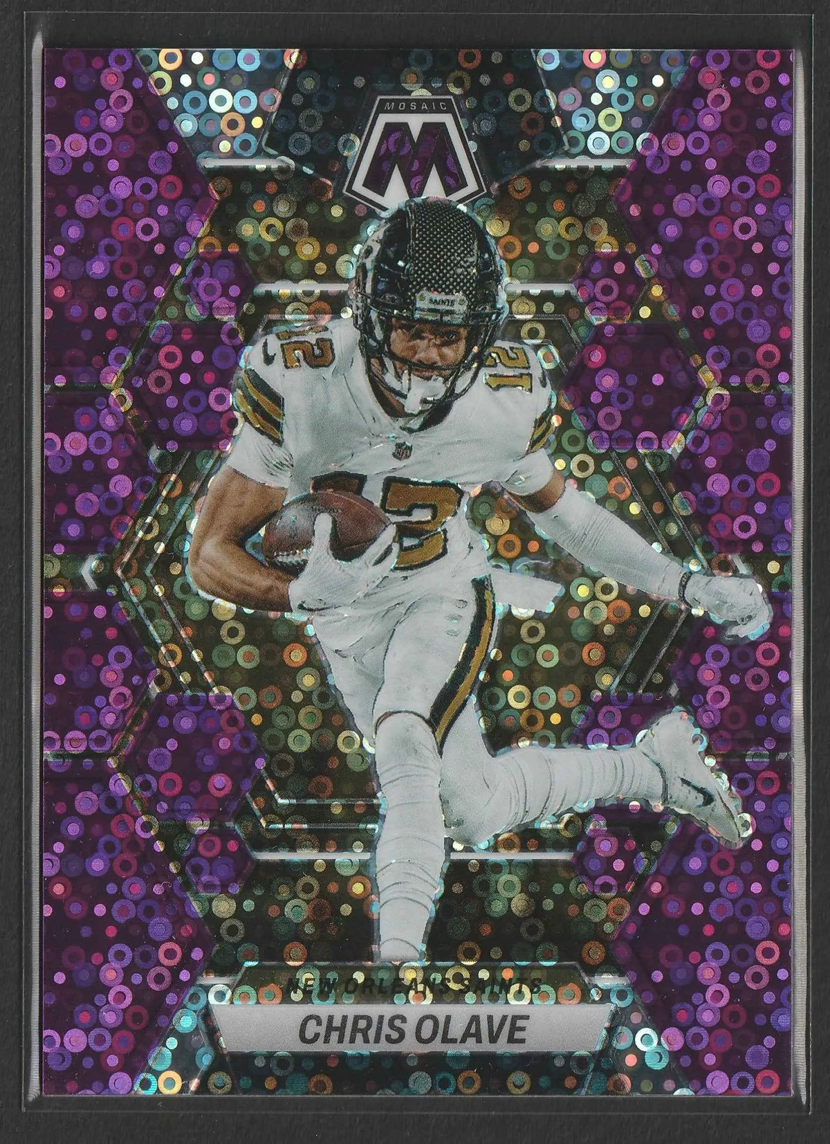 Ein schimmernder lila und goldener holografischer football trading card zeigt chris olave in weißer uniform mit schwarzem helm und mosaik logo
