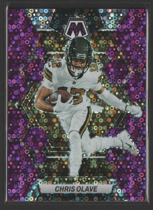 Ein schimmernder lila und goldener holografischer football trading card zeigt chris olave in weißer uniform mit schwarzem helm und mosaik logo