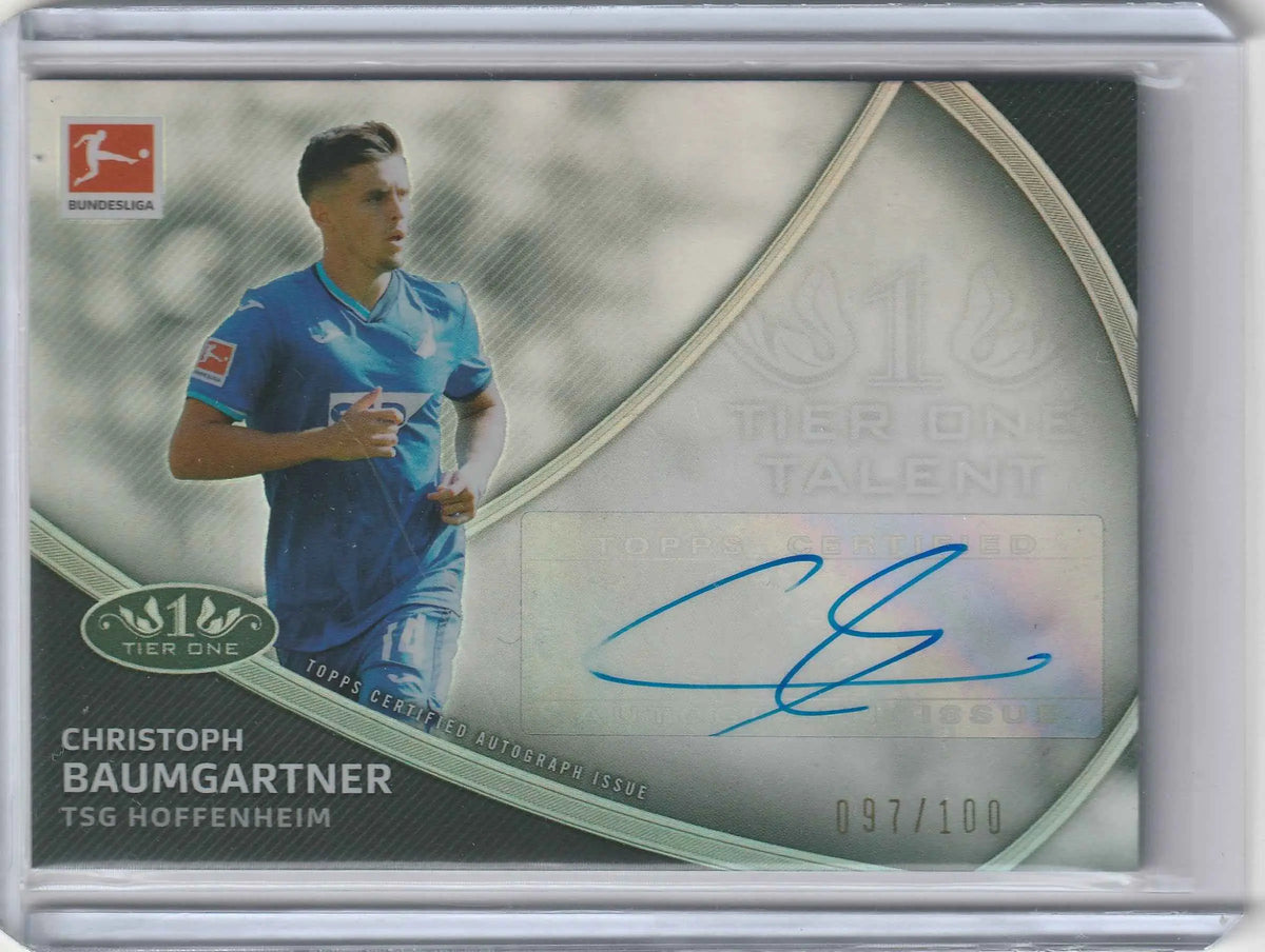 Silberne und schwarze sammelkarte von christoph baumgartner in seinem blauen tsg hoffenheim trikot mit unterschrift