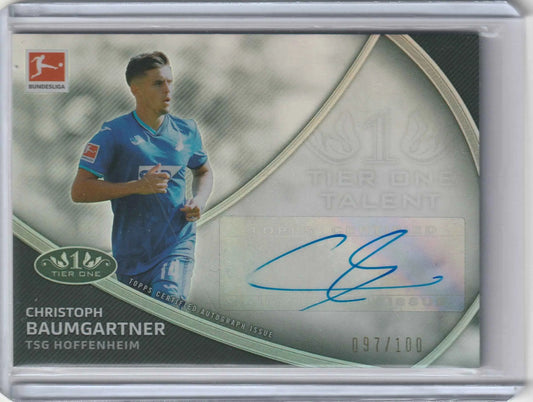 Silberne und schwarze sammelkarte von christoph baumgartner in seinem blauen tsg hoffenheim trikot mit unterschrift