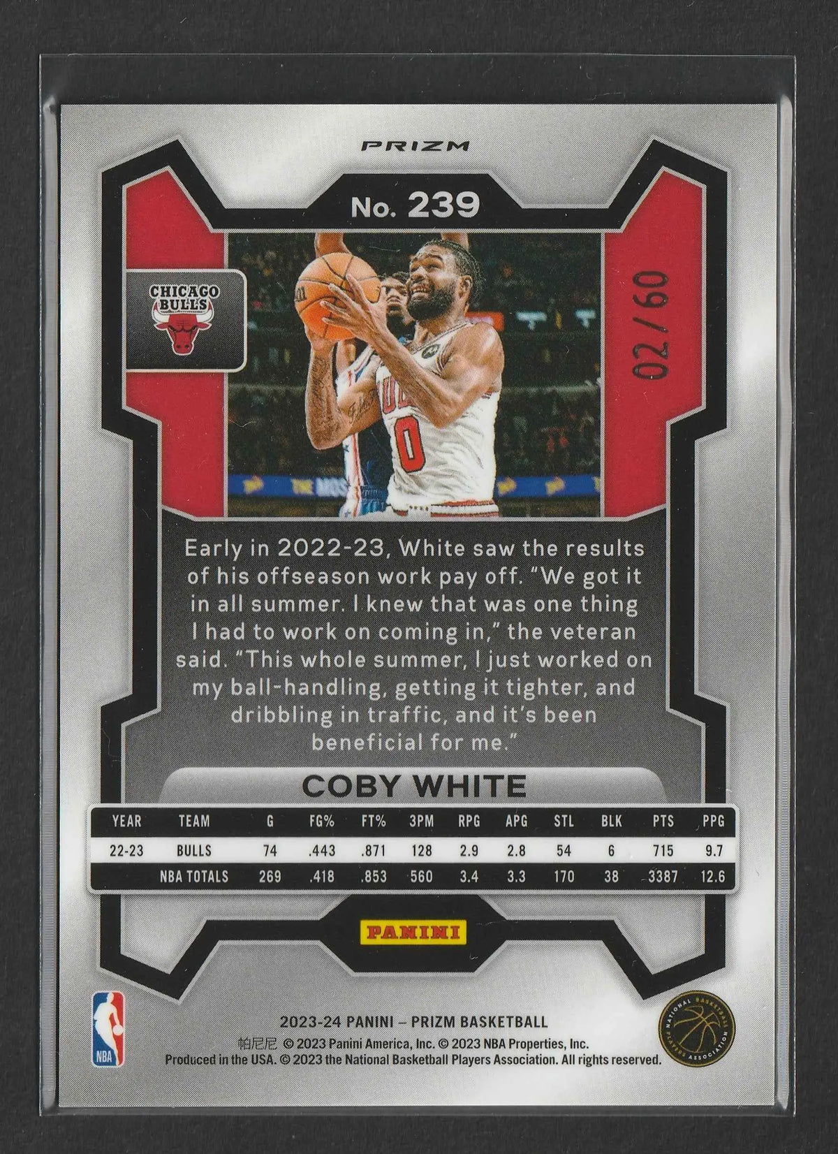 Silberne und rote prizm basketball trading card mit coby white im chicago bulls jersey, nummer 239 von 60