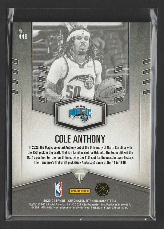 Silberner und schwarzer cole anthony basketball trading card in orlando magic trikot mit spalding ball 2020-21 panini chronicles titanium 13 von 20 rc 446