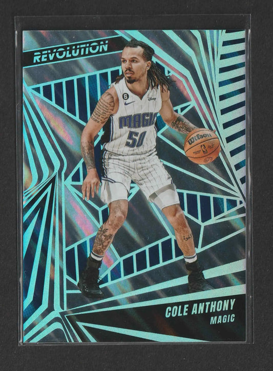 Cole anthony in weißem orlando magic trikot mit schwarzen und teal akzenten hält einen orangenen wilson basketball