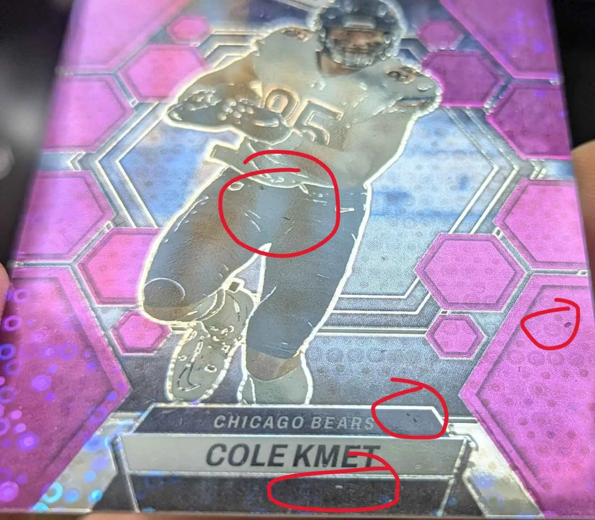 Gleitende lila und silberne holografische football trading card cole kmet von chicago bears in laufpose