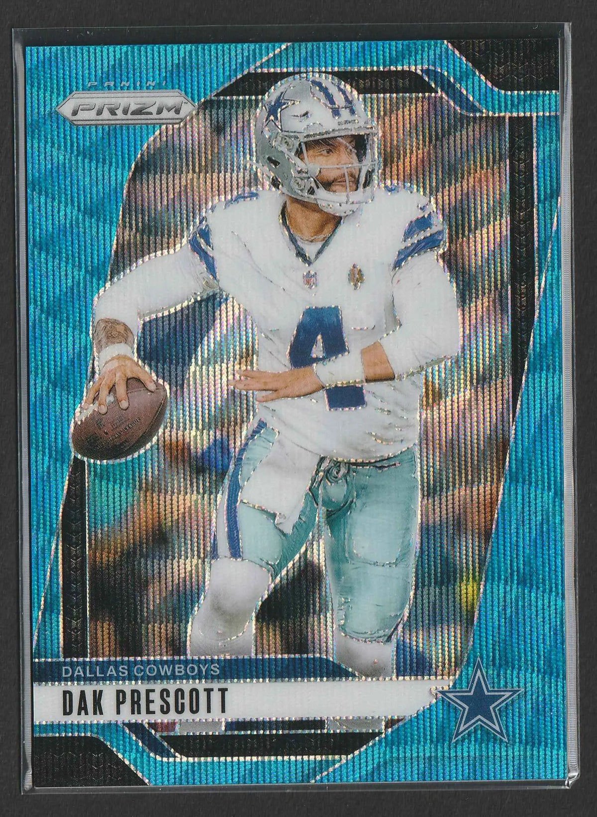 Blue und silberner prizm football trading card mit dak prescott im dallas cowboys uniform aus panini prizm 2024