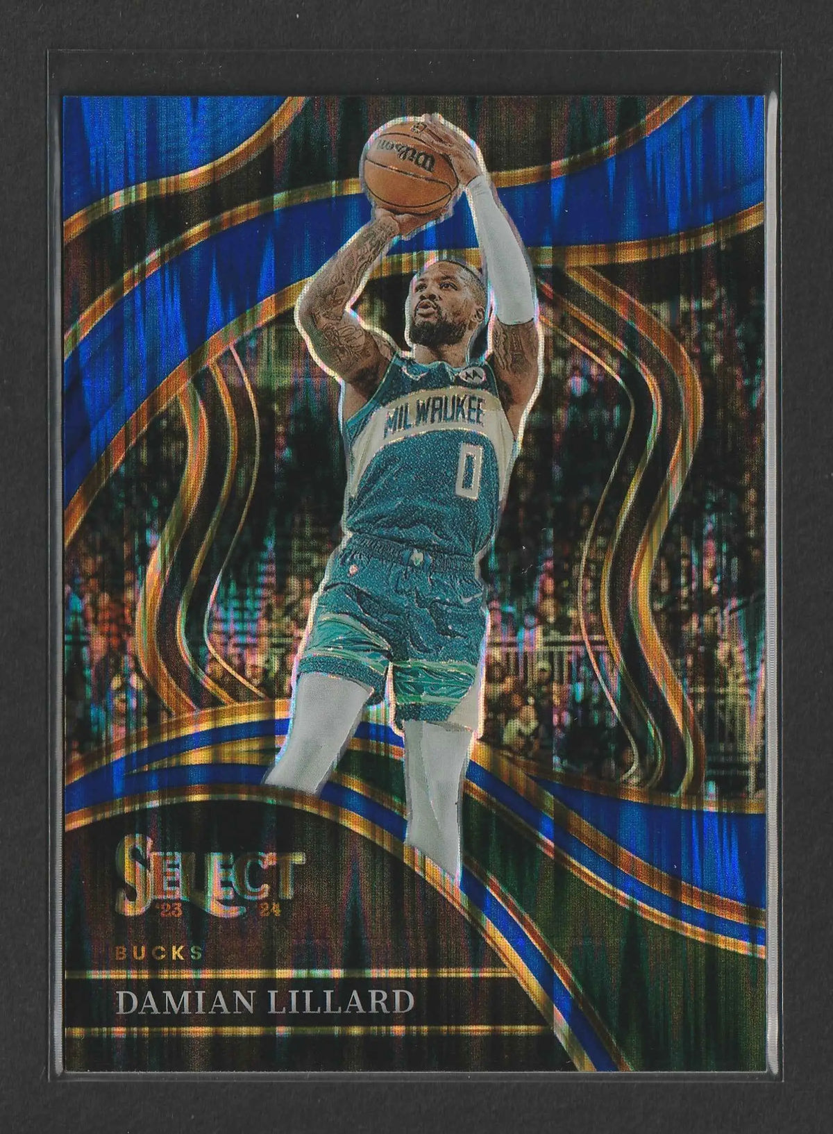 Damian lillard 2023-24 panini select blue flash prizm basketballkarte nummer 263 zeigt lillard im teal und weiß milwaukee bucks trikot mit ball