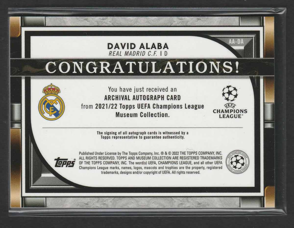 Dies ist eine schwarz-gold gerahmte archiv autograph karte von david alaba real madrid c.f. topps museum 2021-22
