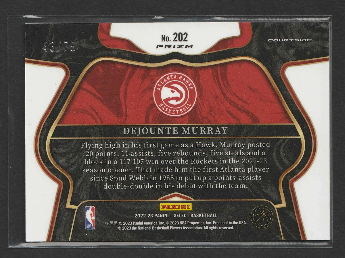 Rote und schwarze atlanta hawks basketball trading carddejounte murray 2022-23 panini select white disco prizm rückseite mit debutspielstatistiken