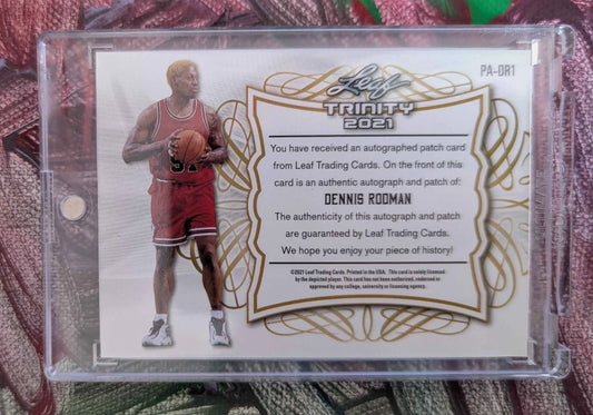 Dennis Rodman 2021 Leaf trinity autographed patch trading card in rotes Chicago Bulls trikot in schutzhülle