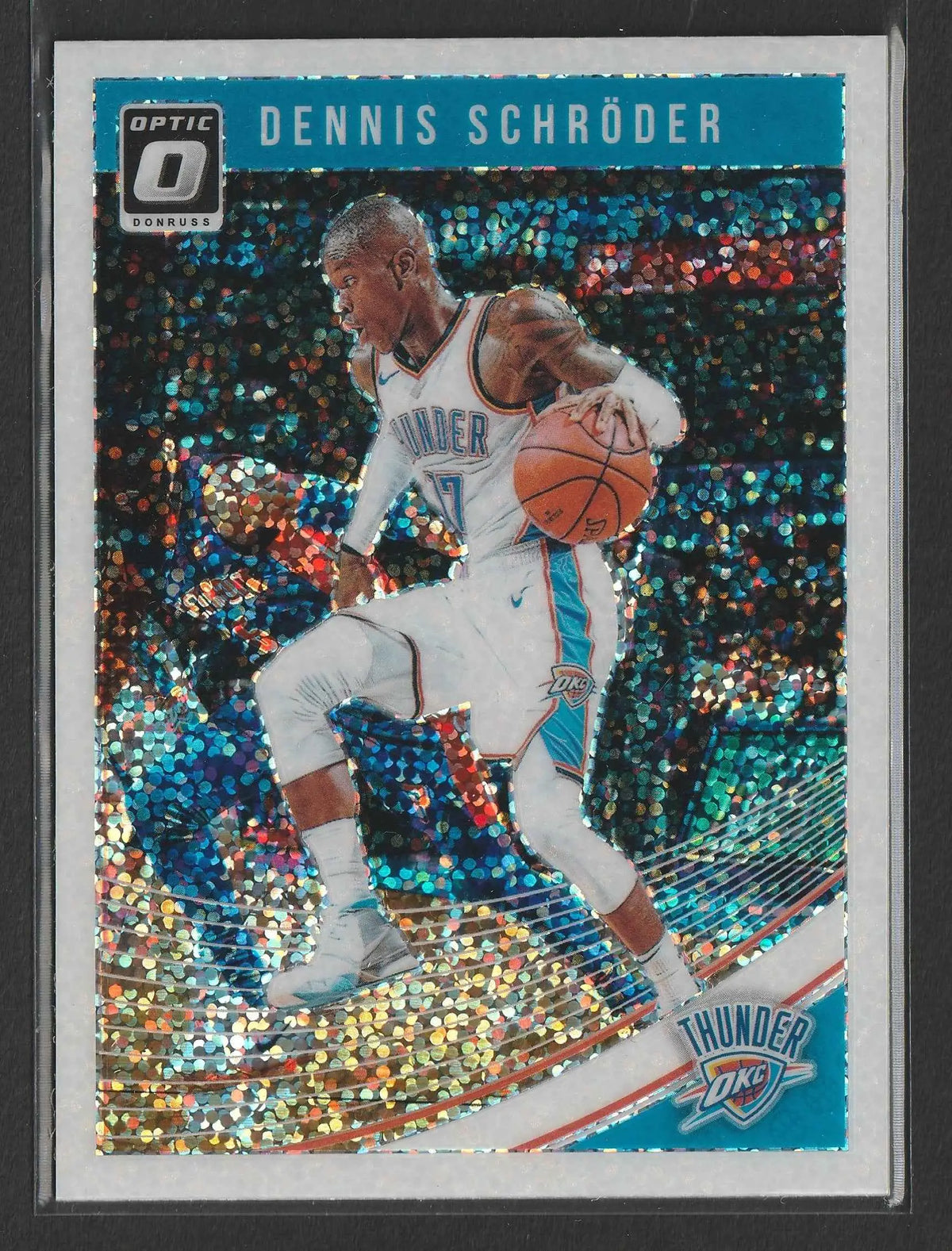 Dennis Schröder 2018-19 Panini Donruss Optic White Sparkle Prizm Basketballkarte mit schimmerndem holografischem Hintergrund und silbernem Rand