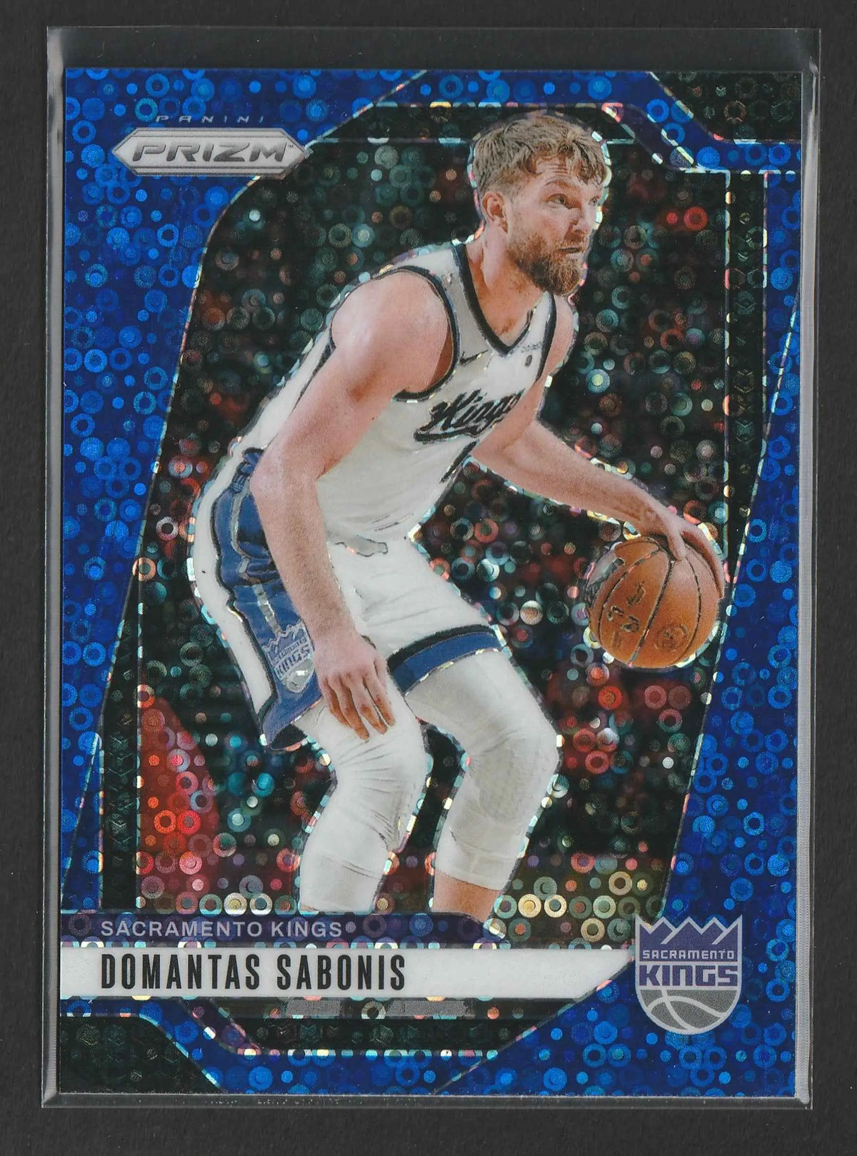 Blaue und schwarze prizm basketball trading card mit domantas sabonis in weißem sacramento kings trikot 2024-25 panini prizm fast break 104/150 nr 86
