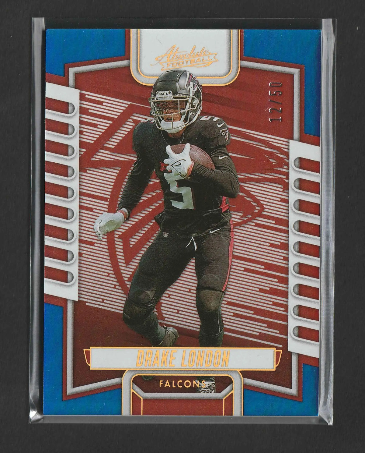 Schwarze und rote drake london football trading card in falcons uniform in klarer schutzhülle 2023 panini absolute blue spectrum 12/50 #74