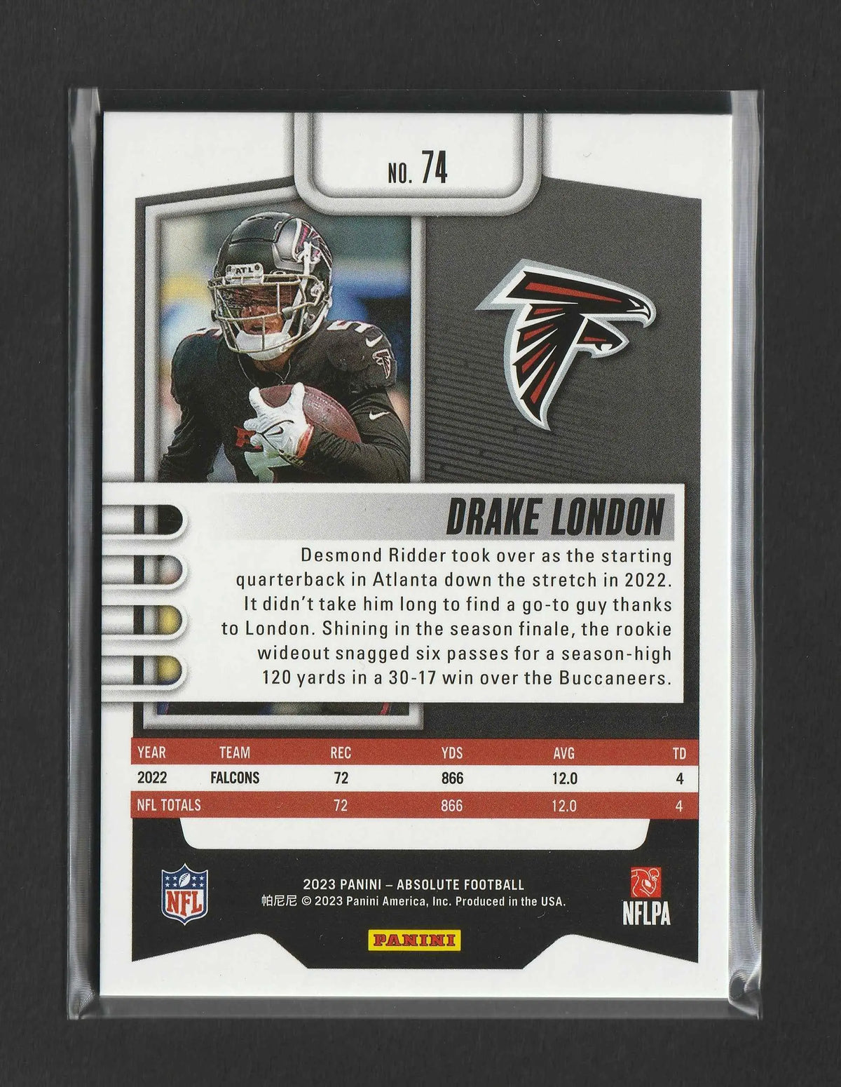 Schwarze und rote atlanta falcons football trading card von drake london mit weißen handschuhen und 2022 stats rückseite