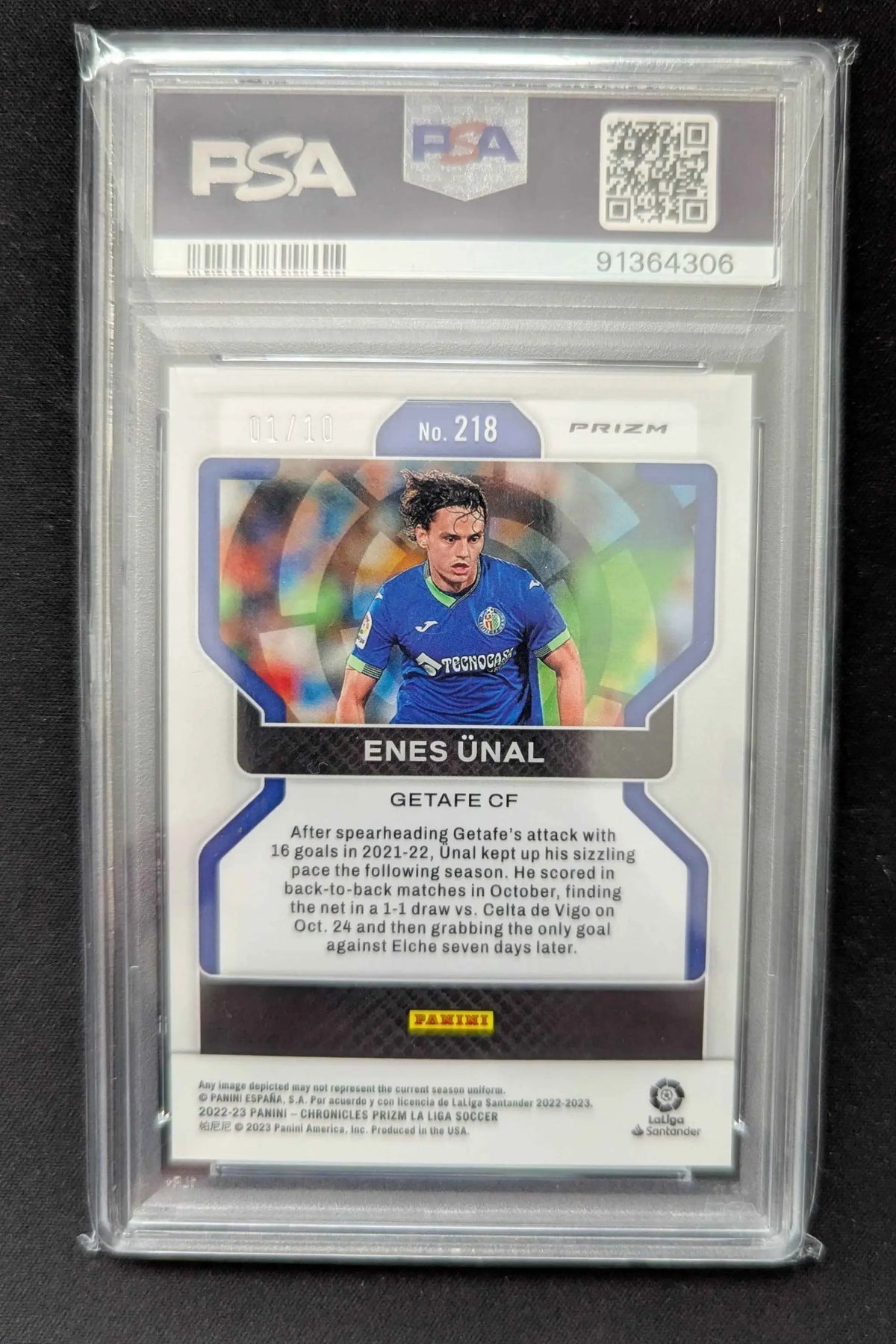 Blauweißes fußball-sammelkarte mit enes ünal in blauem trikot in klarem psa schutzhülle enes ünal 2022-23 panini chronicles la liga gold 01/10 getafe psa 10