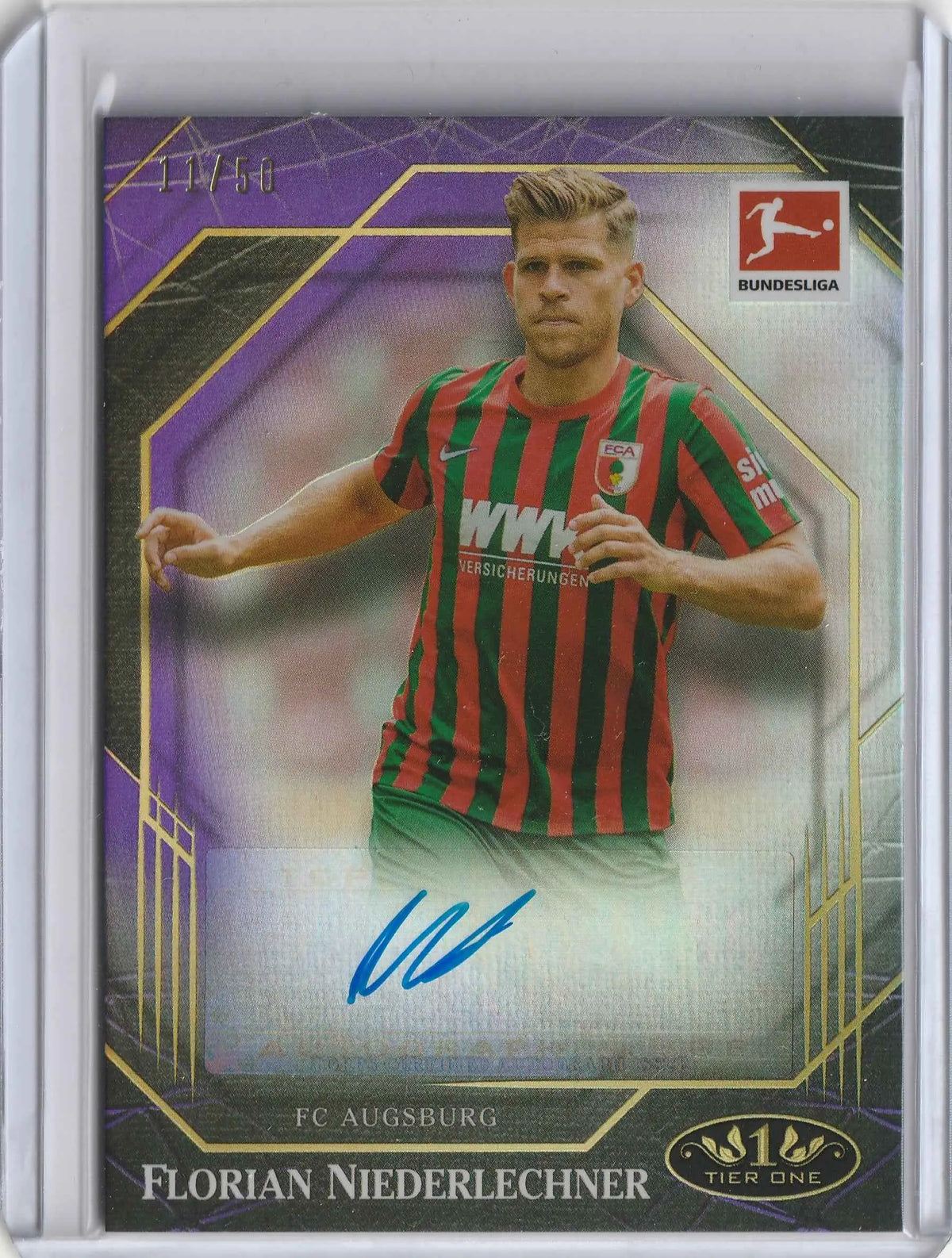 Ein signierte bundesliga tradingcard von florian niederlechner im rot-grün gestreiften fc augsburg trikot