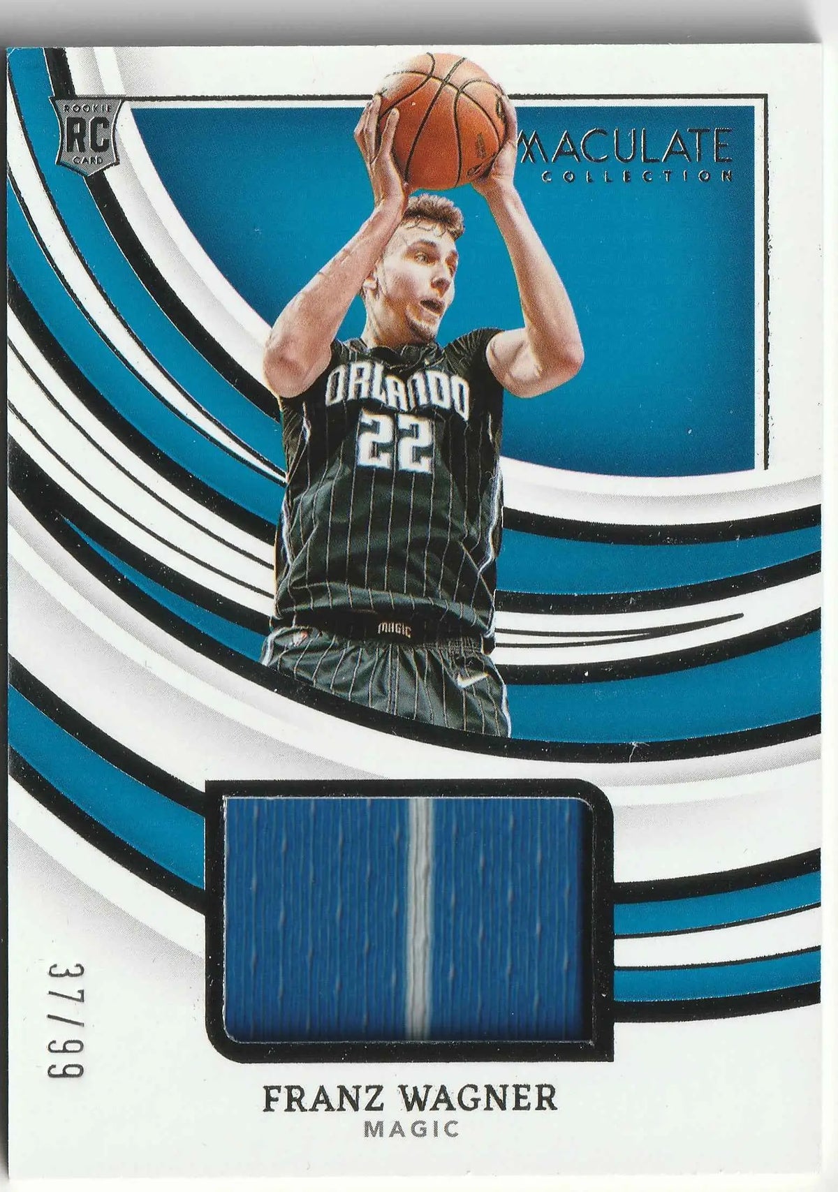 Blauer stoffmuster von franz wagners orlando magic trikot auf trading card mit dynamischen blauen und weißen wirbeln