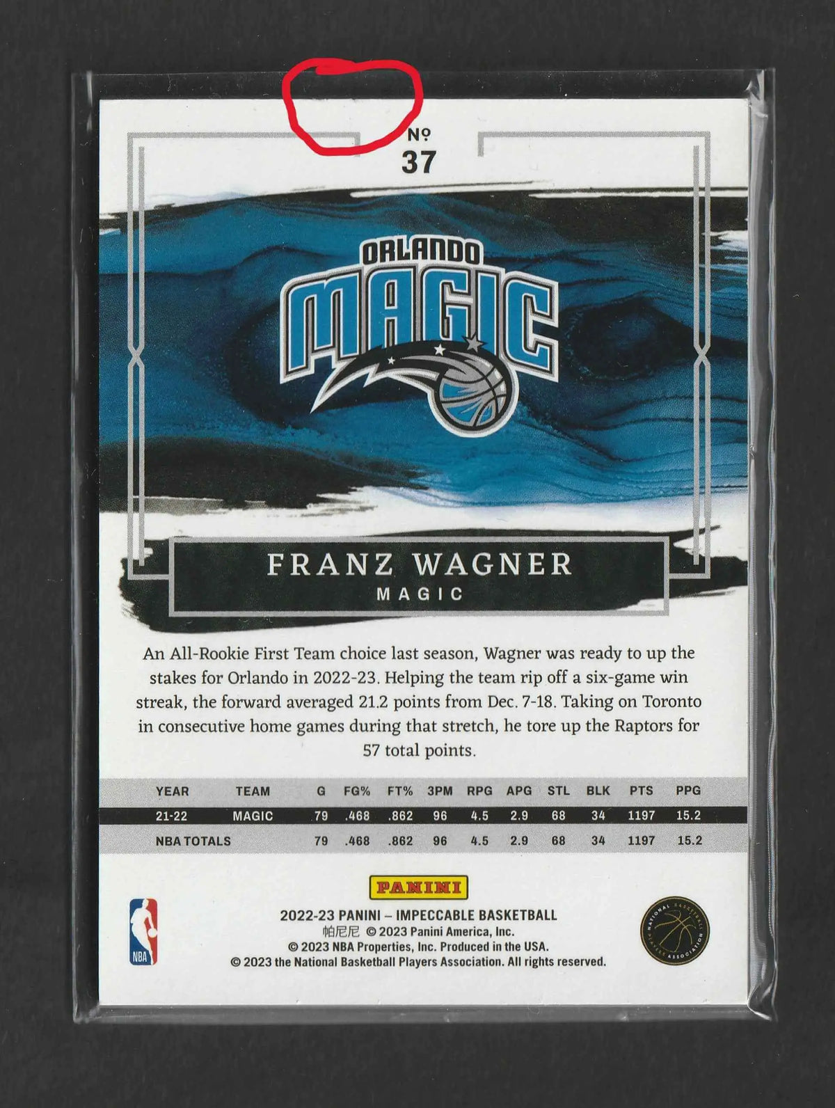 Dies ist eine blau-weiße franz wagner orlando magic basketball trading card 2022-23 panini impeccable base bronze 70/99 in klarer kunststoffverpackung