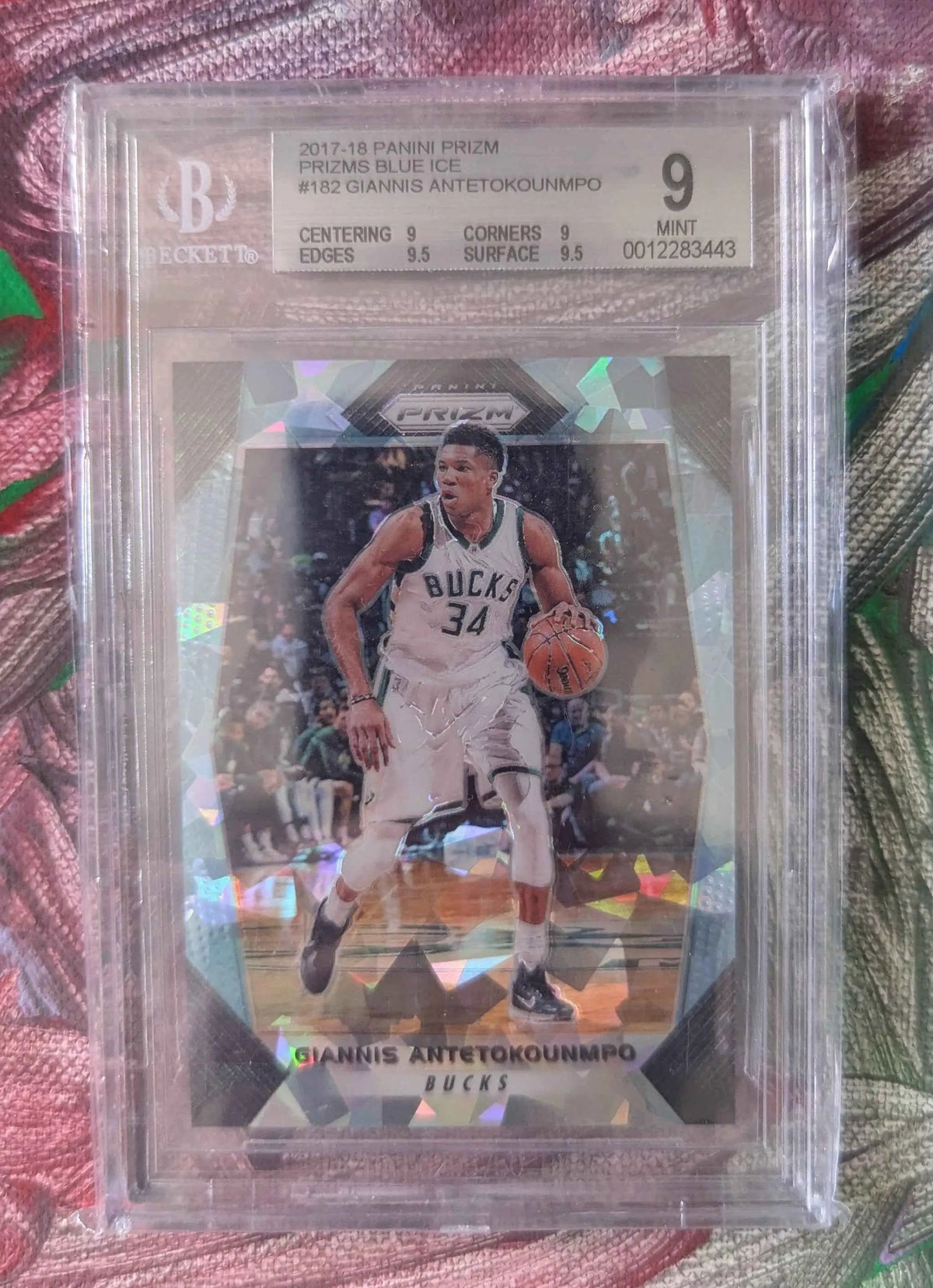 Ein 2017/18 panini prizm blue ice basketball trading card von giannis antetokounmpo im milwaukee bucks trikot, BGS 9 bewertet