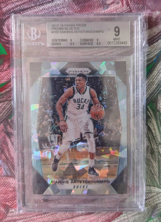 Ein 2017/18 panini prizm blue ice basketball trading card von giannis antetokounmpo im milwaukee bucks trikot, BGS 9 bewertet