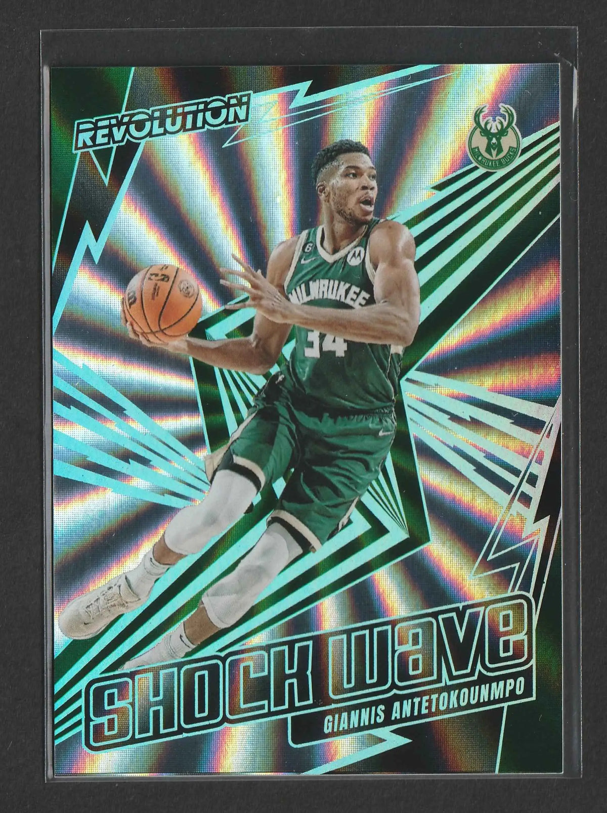 Grüne und schwarze milwaukee bucks basketball trading card mit giannis antetokounmpo in aktion shock wave mit holografischem hintergrund