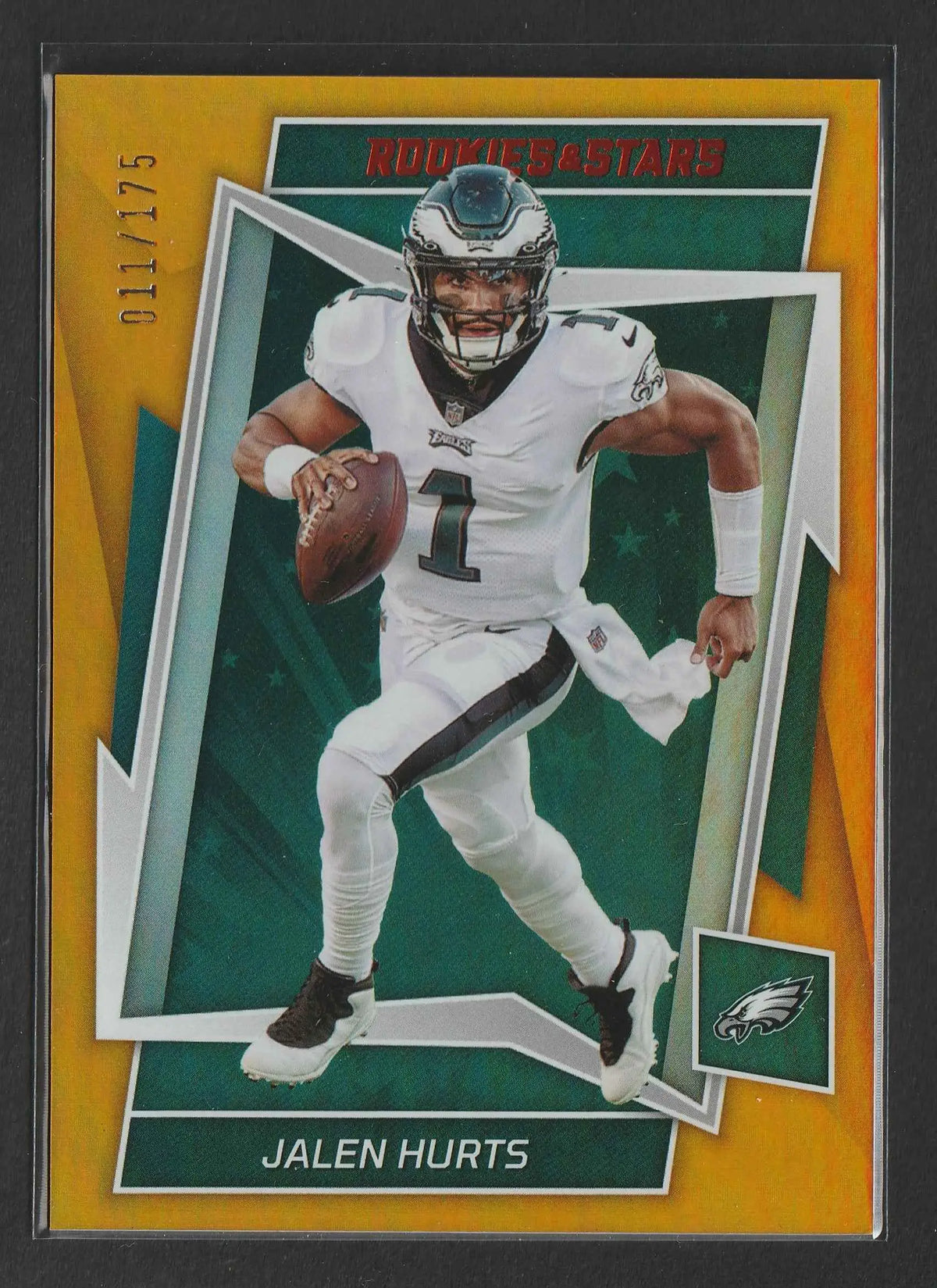 Jalen Hurts 2022 Panini Rookies & Stars orange dual jersey karte nummer 011 von 175 zeigt ihn im weißen Philadelphia Eagles trikot mit ball