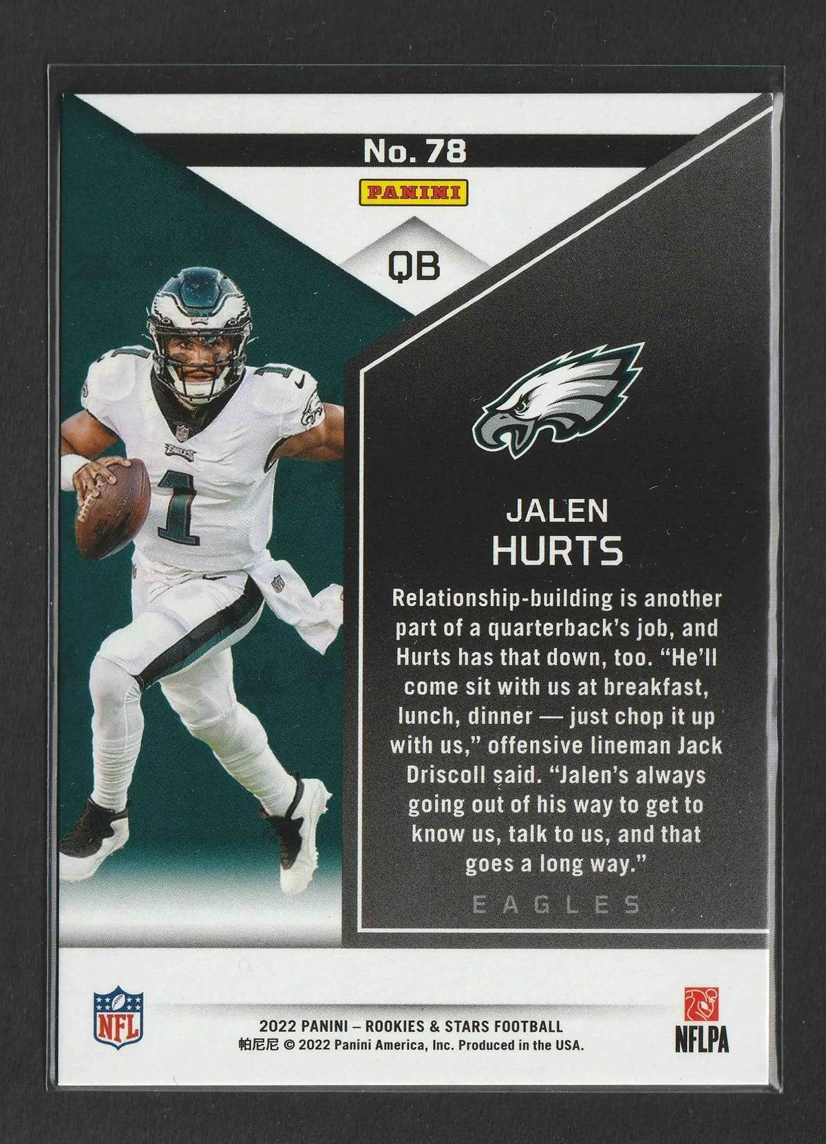 2022 panini rookie und stars football trading card mit jalen hurts in weißem philadelphia eagles uniform nummer 1 hält football