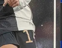 Schwarz weiße sportshorts mit goldener nummer eins linkes bein jamal musiala 2022 23 panini donruss blue 09 49 56