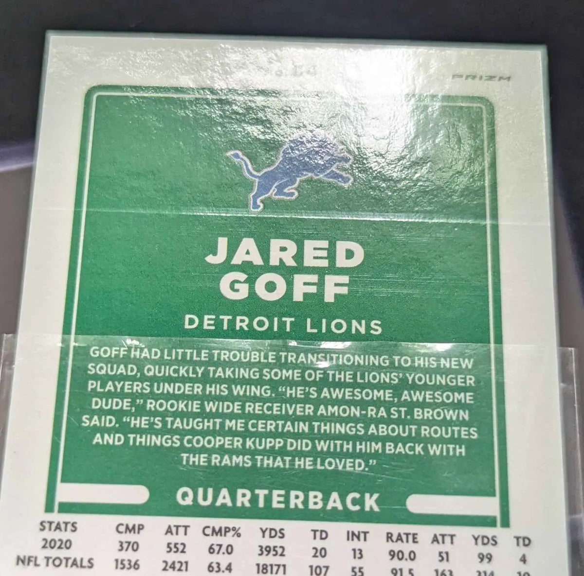 Grüne und weiße detroit lions football trading card mit jared goff und blauem lion-logo von panini 2021