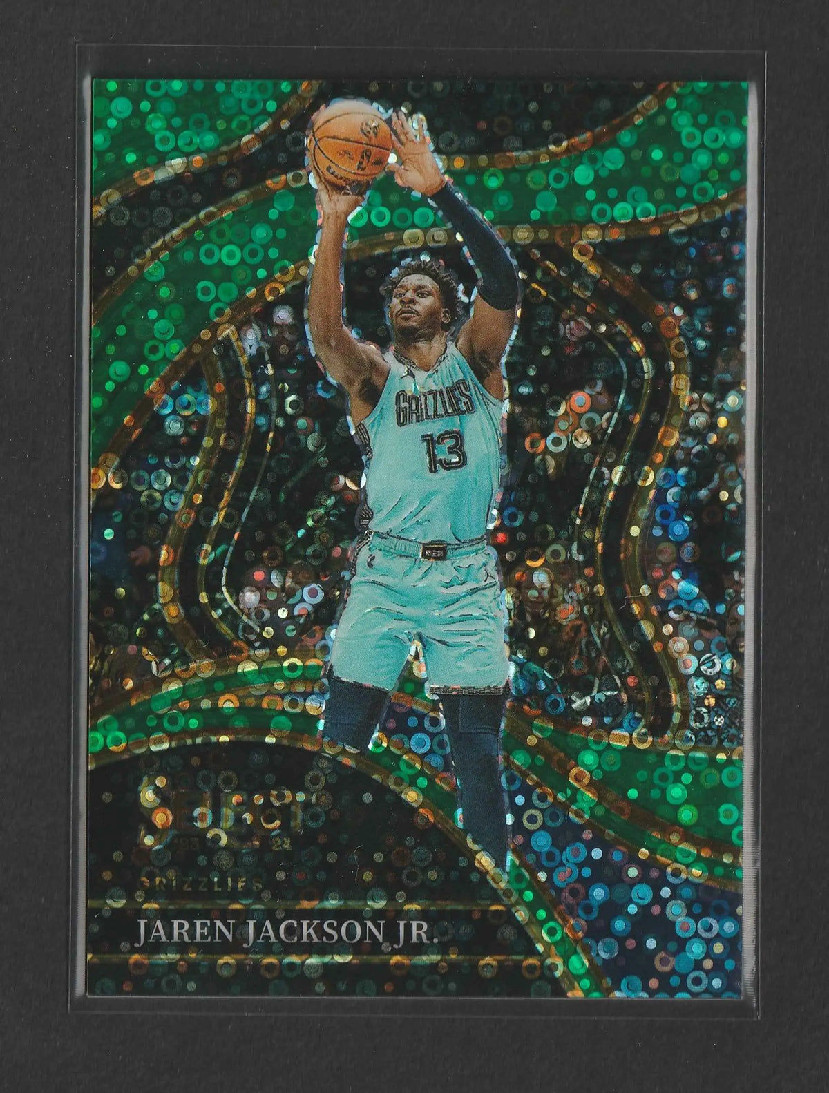 Ein schimmerndes grünes und goldfarbenes holografisches basketball-sammelkarte von jaren jackson jr aus der 2023-24 panini select green disco prizm serie nummer 230 zweit von fünf