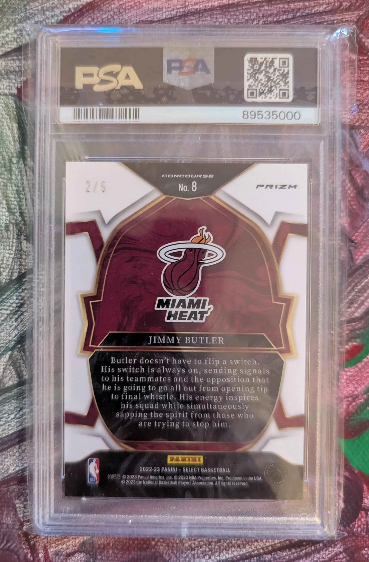 Maroon und weiße Miami Heat Prizm Basketballkarte von Jimmy Butler in klarem PSA-Schutz mit Bewertungslable oben