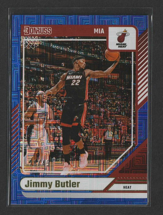 Blue und rote geometrisch gemusterte trading card von jimmy butler in schwarzem miami heat jersey nummer 22