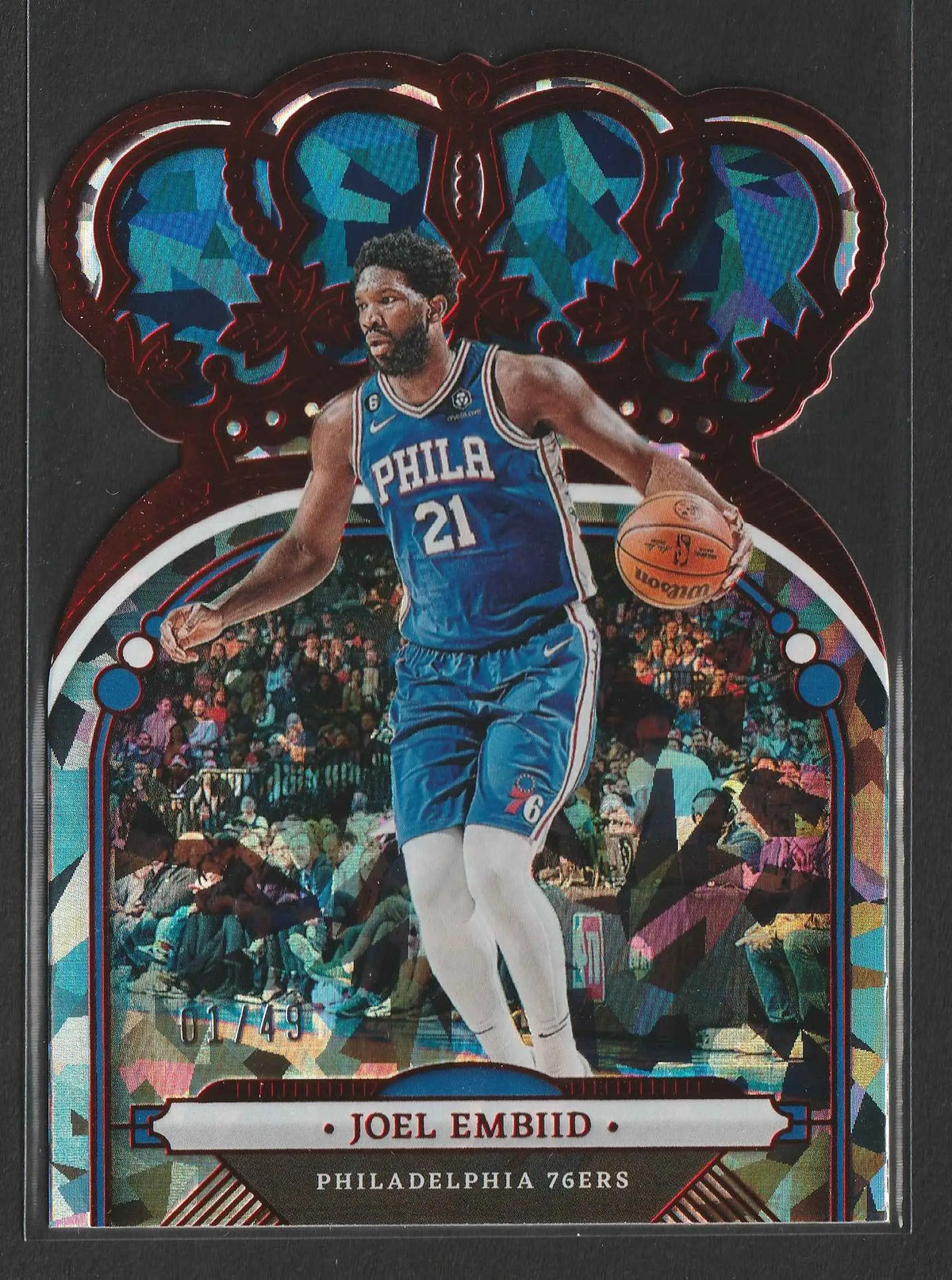 Ein lebendiger blau-weißer philadelphia 76ers basketball trading card von joel embiid mit roter und irisierender krone