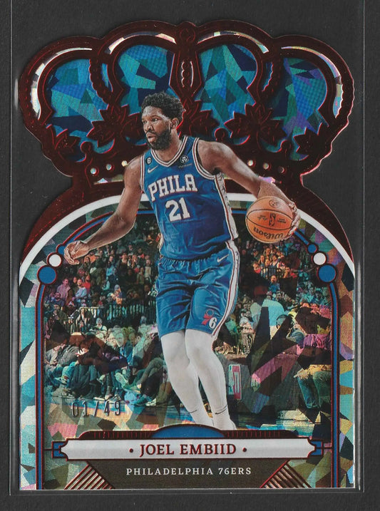 Ein lebendiger blau-weißer philadelphia 76ers basketball trading card von joel embiid mit roter und irisierender krone