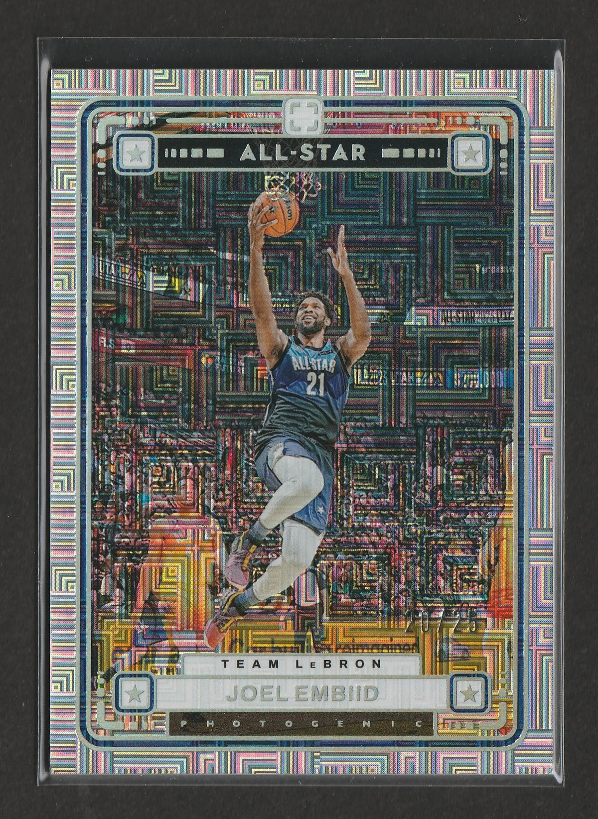 Joel embiid in blauem lebron-trikot nummer 21 mid-air während all-star game auf panini photogenic all-star maze 20/25