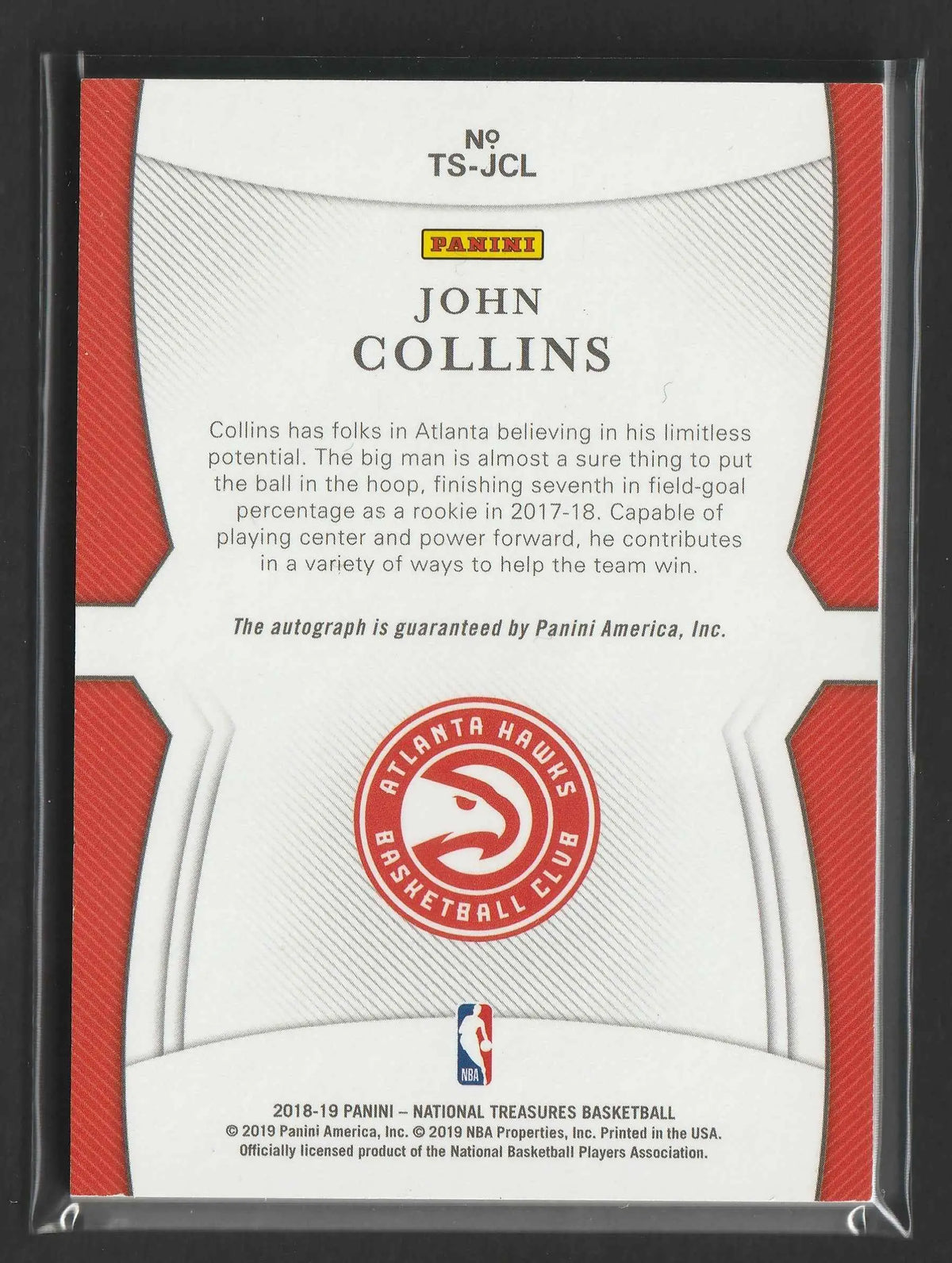 Dies ist eine rote und weiße panini 2018-19 national treasures basketball trading card mit john collins von den atlanta hawks