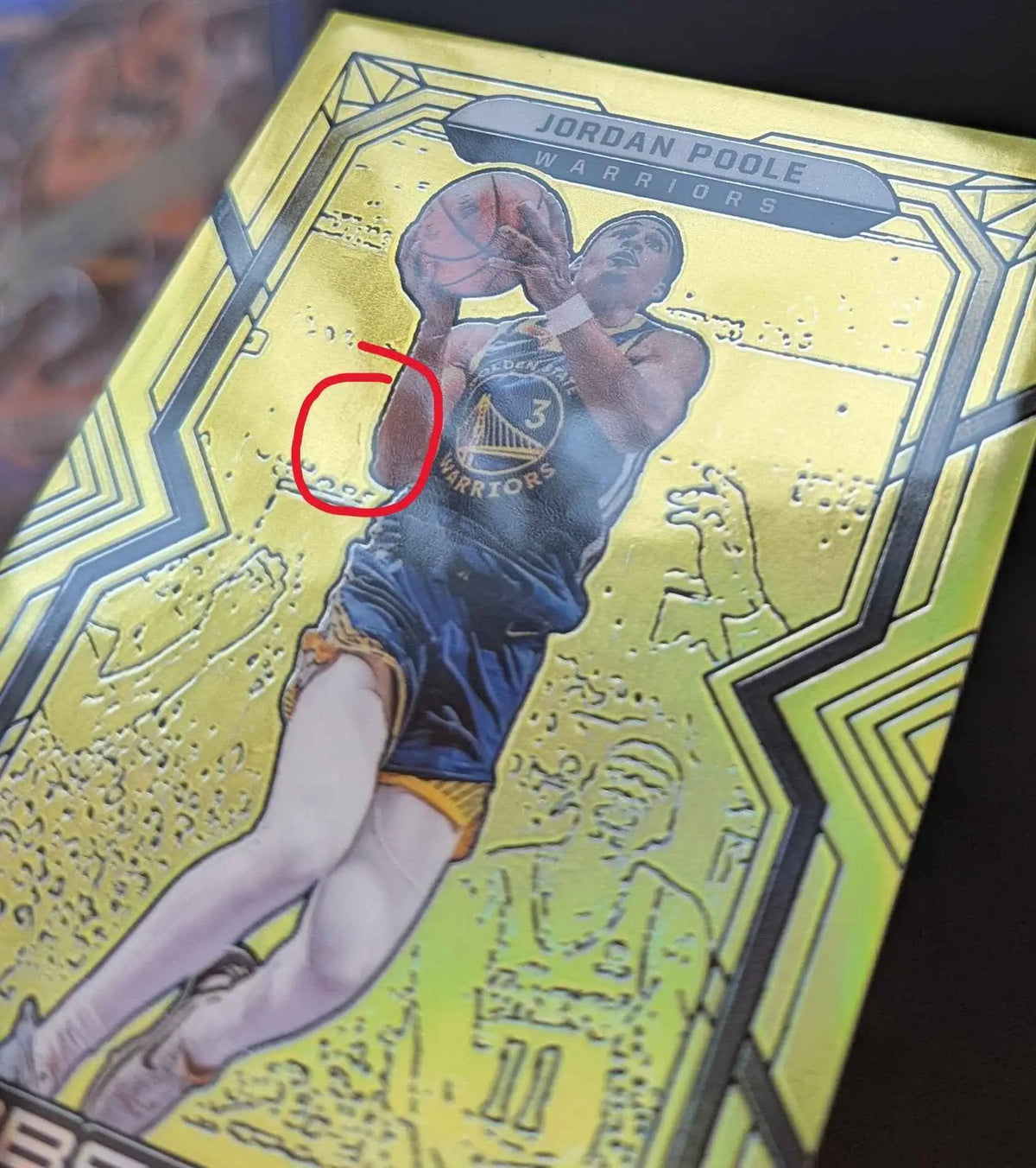 Goldene folie basketball trading card von jordan poole in blau-gelbem golden state warriors trikots nummer 3 aus panini obsidian electric etch yellow flood 04/10 nr 70
