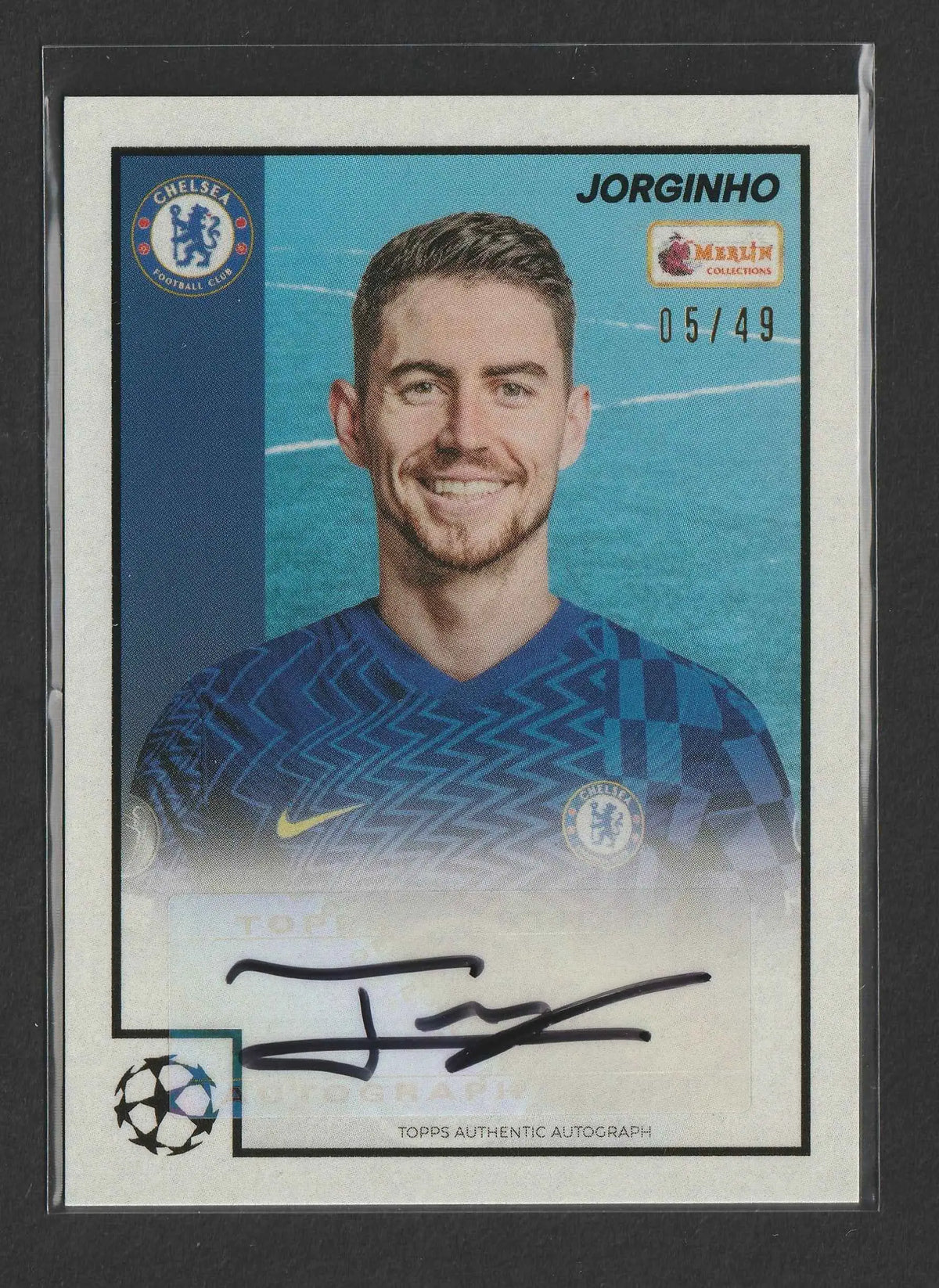Dies ist eine signierte topps authentic autograph trading card von jorginho in blauem chelsea fc trikot nummer 05/49 mit uefa champions league logo