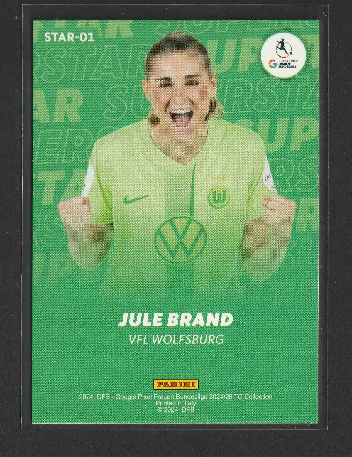 Limegrünes vfl wolfsburg frauenfußballtrikot mit volkswagen logo und nike swoosh getragen von jule brand