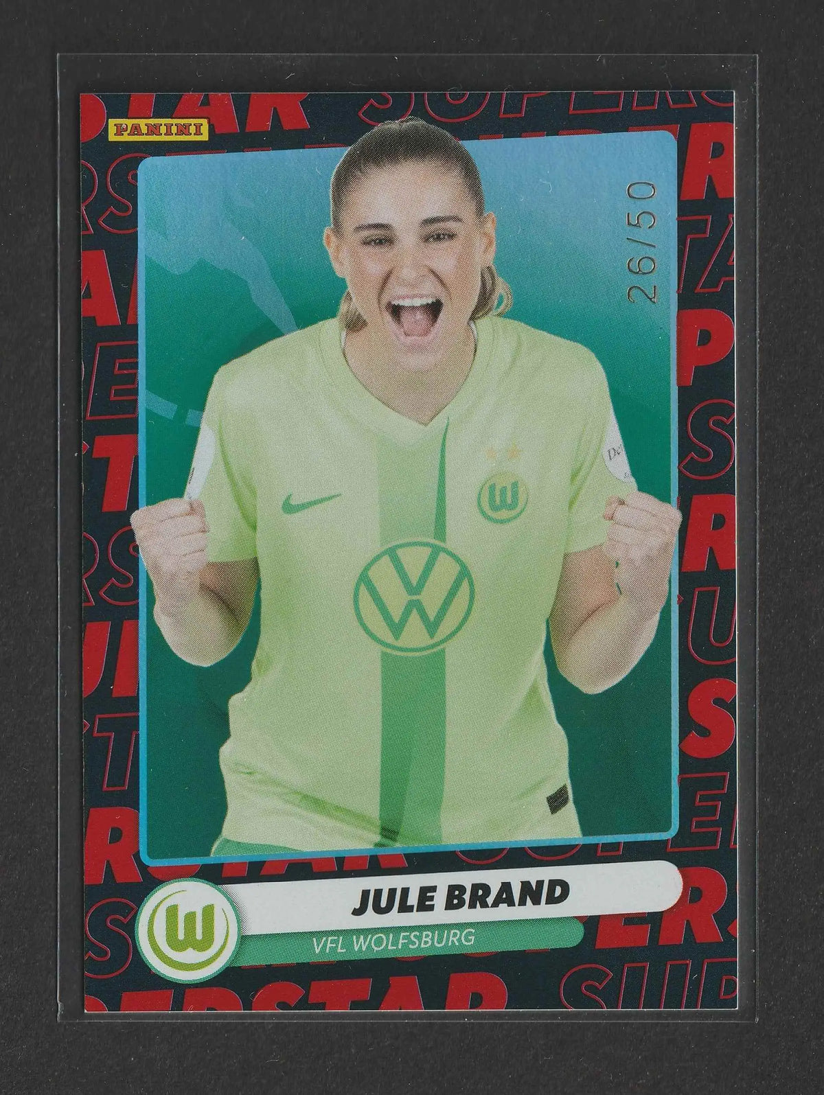 Eine limettengrüne und weiße vfl wolfsburg fußballtrikot mit volkswagen logo getragen von jule brand