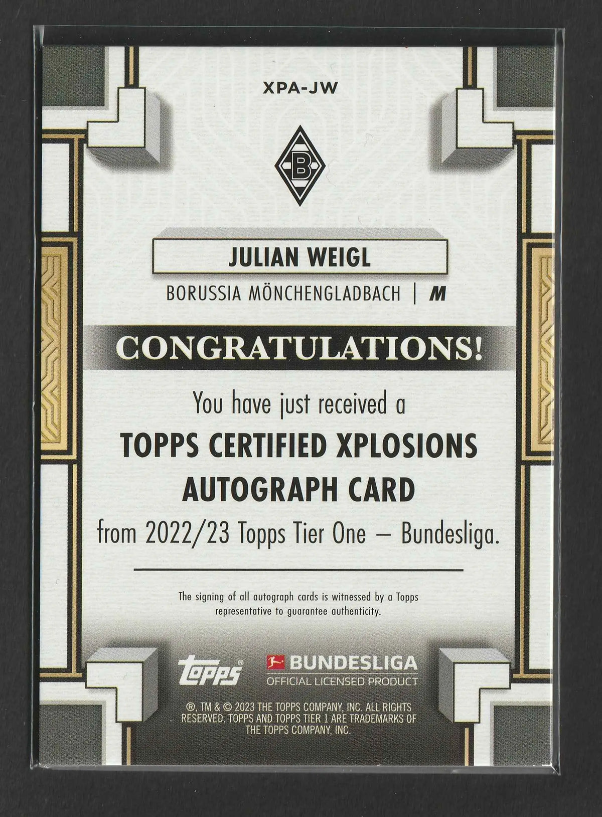 Dies ist eine silberne und schwarze topps certified xplosions autograph karte von julian weigl 2022-23 in schutzverpackung